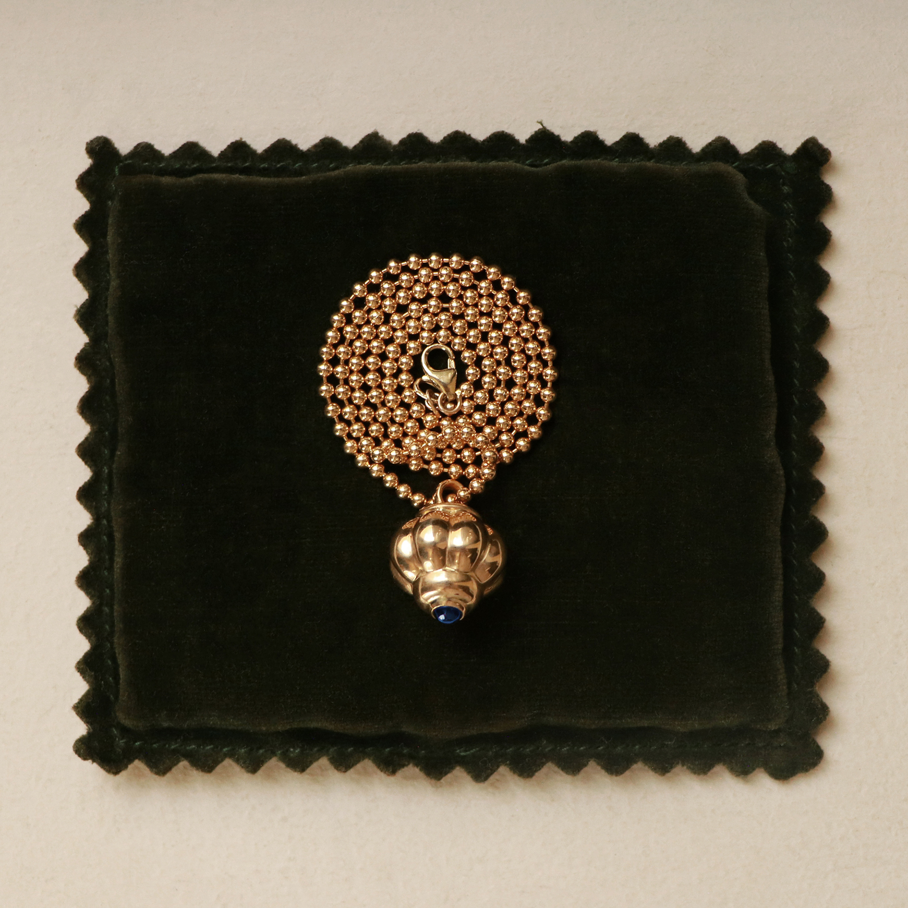 Sapphire_fluted charm